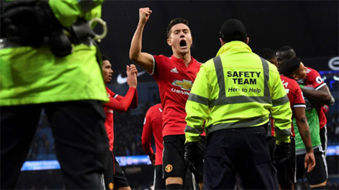 Ander Herrera giải thích hành động nhỏ nước bọt vào logo Man City