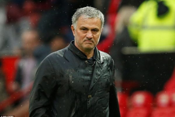 Mourinho ra sao khi để M.U thua đội bét bảng – dâng cúp sớm cho “hàng xóm